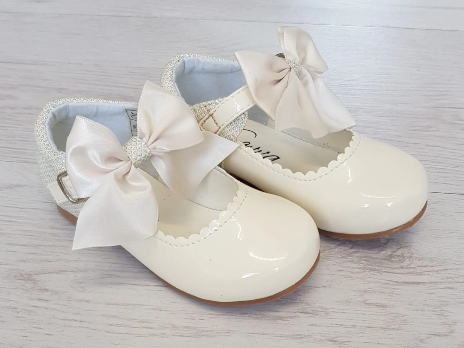 Cream patent bow glitter back shoes