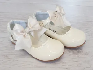 Cream patent bow glitter back shoes