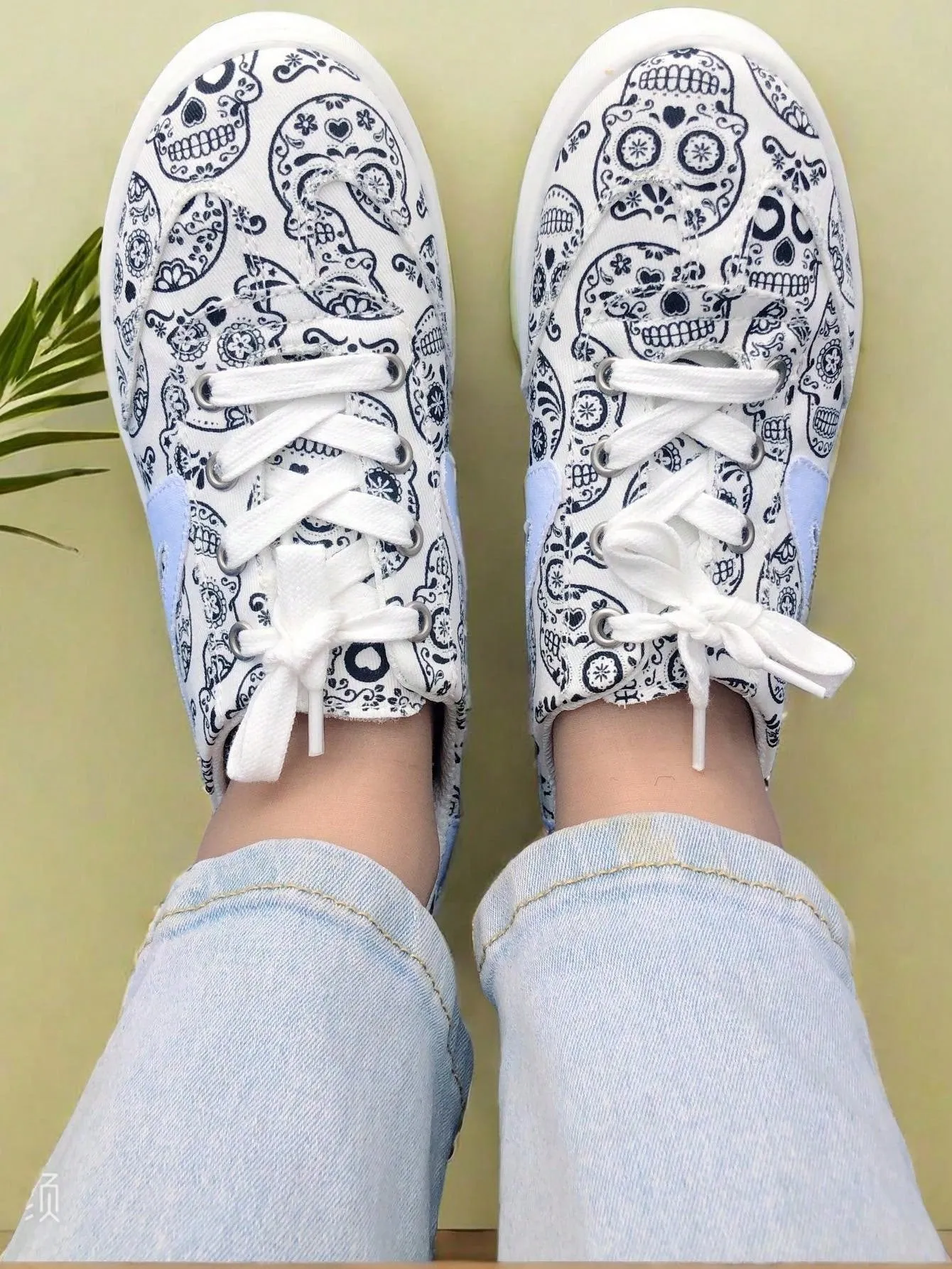 Halloween Skull Print White Lace-Up Flat Sneakers