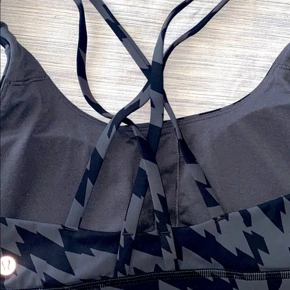Lululemon Energy Bra in Voltage Graphite Gry/Blk