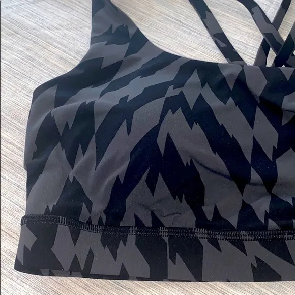 Lululemon Energy Bra in Voltage Graphite Gry/Blk